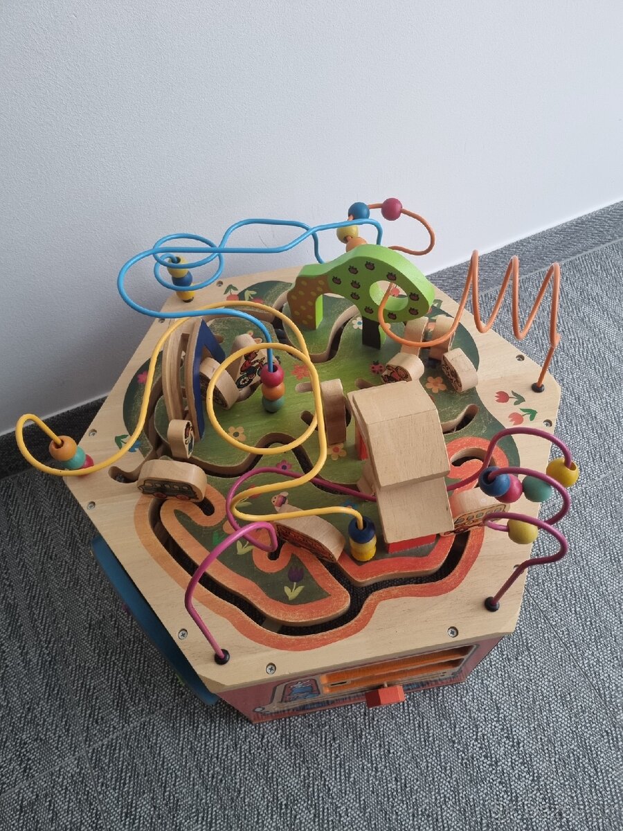 Velka drevena intsraktivna hracka