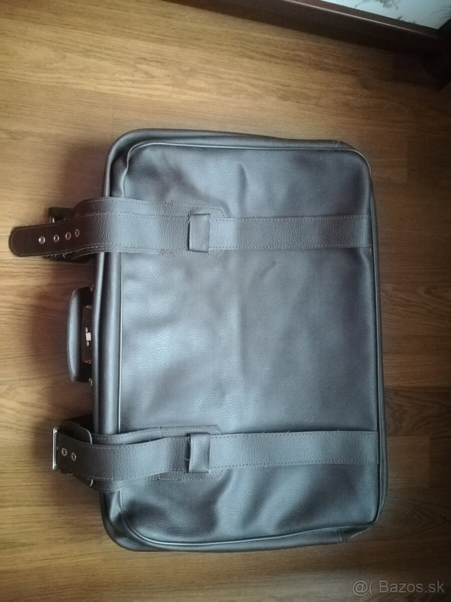 Kožený kufor a čierna taška