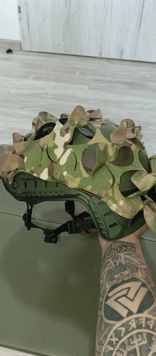 Airsoft fast helma s maskovacou sieťou