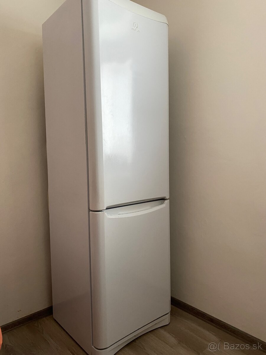 Kombinovaná chladnička Indesit