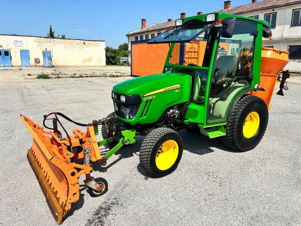 John Deere 2032R
