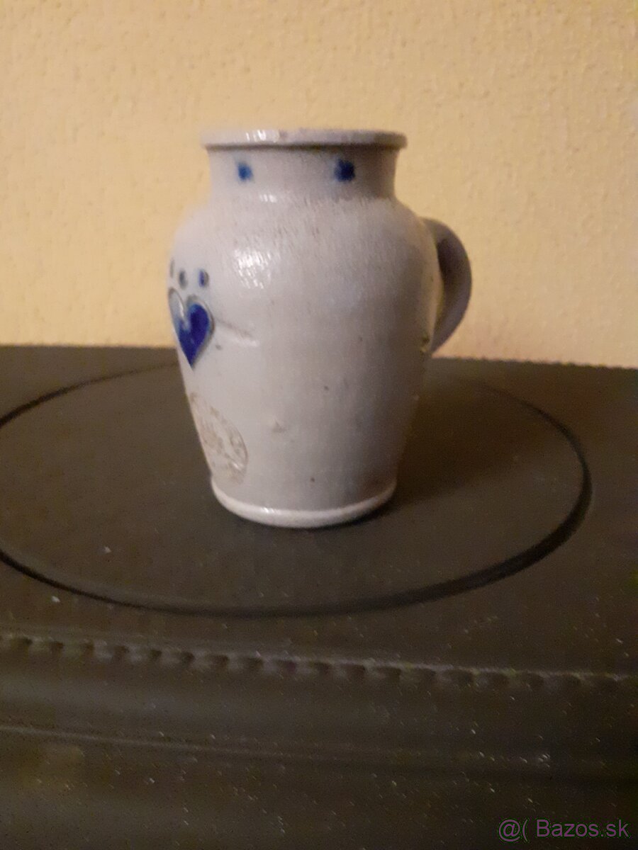 Stary kameninovy dzbanik.
