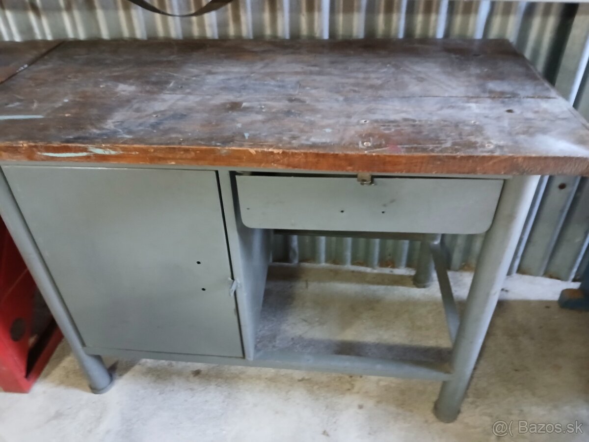 Masívny továrenský dielenský stôl
