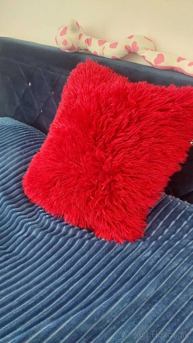 Červený chlpatý vankus