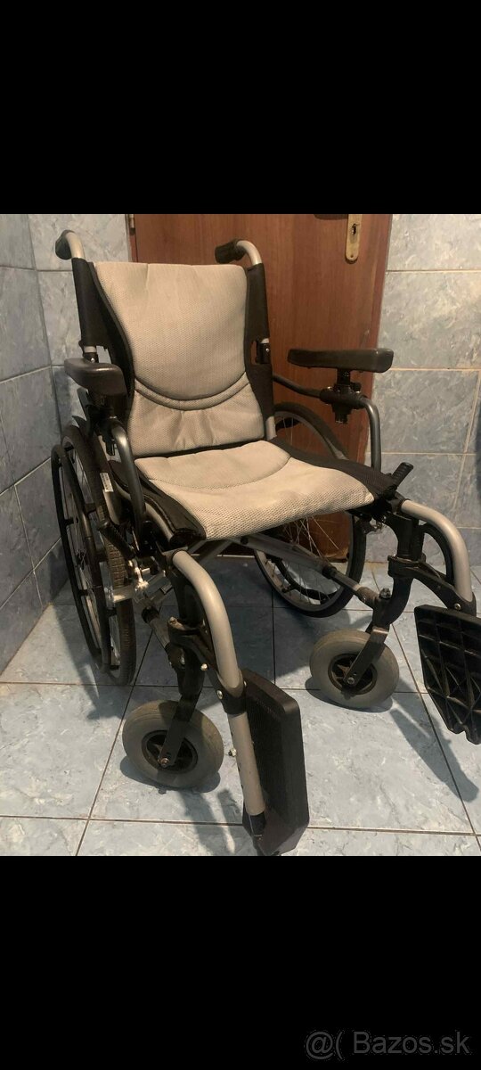 Invalidný vozík v zachovalom stave