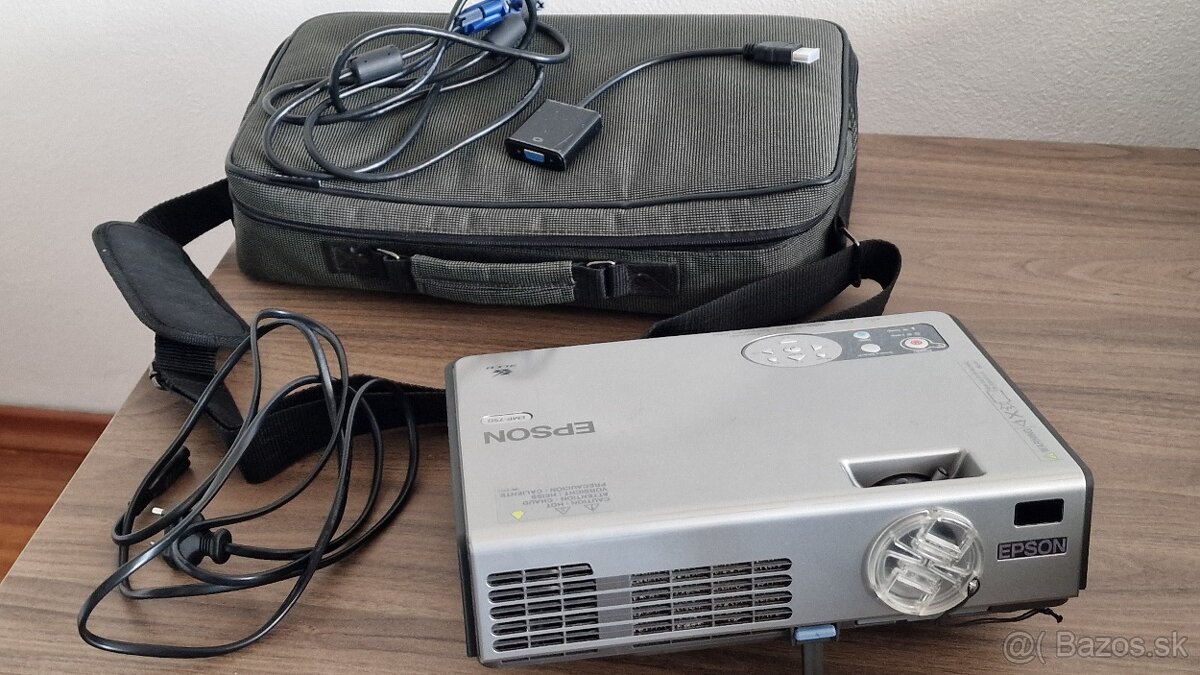Projektor Epson EMP-750 + kufrík, manuál, káble