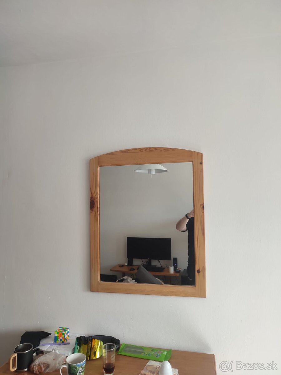 Zrkadlo s dreveným rámom – 10 €