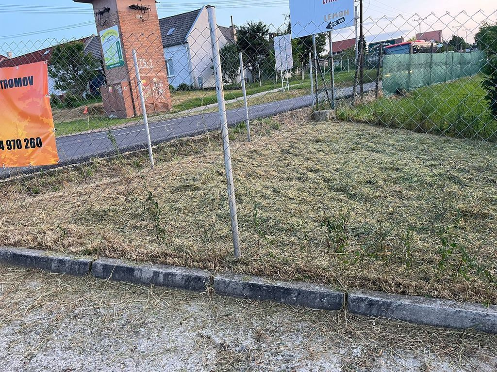 100m2 v centre obce Budmerice, oplotený pozemok