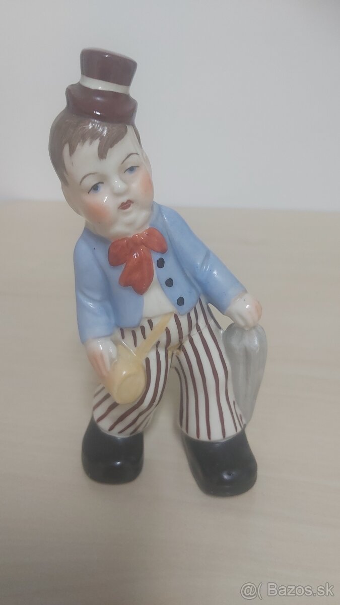 Retro soška chlapca s klobúkom a dáždnikom značená