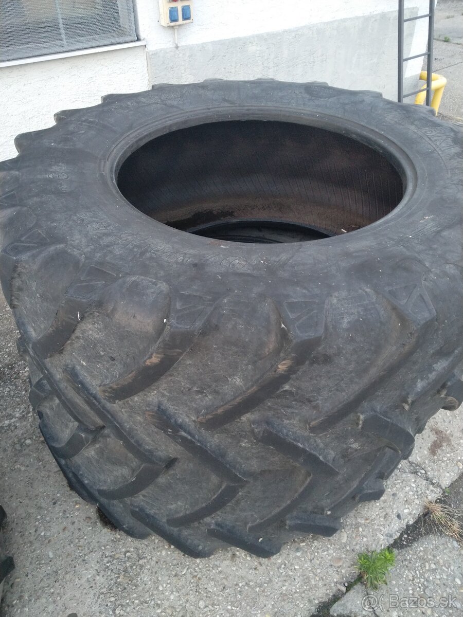 Predám traktorovu pneu 710/70 R42