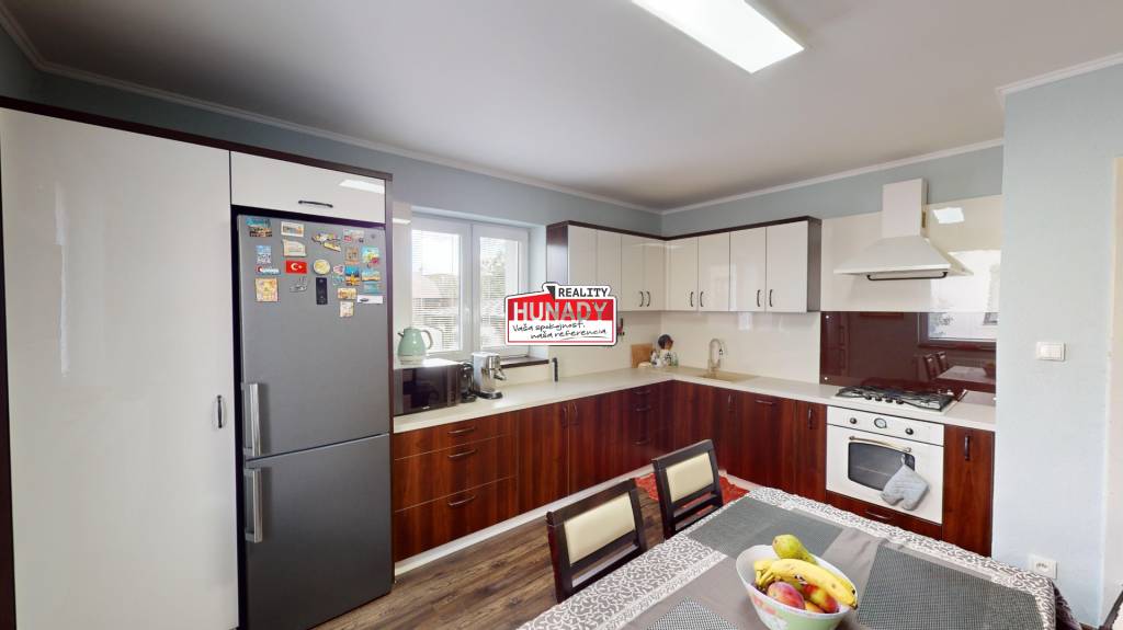 ZNÍŽENÁ CENA (448 m2) RODINNÝ DOM V CENTRE MESTA SNV