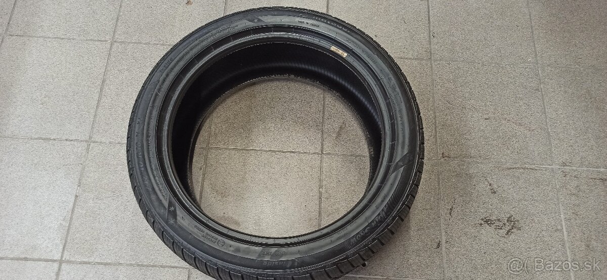 245/40 R18