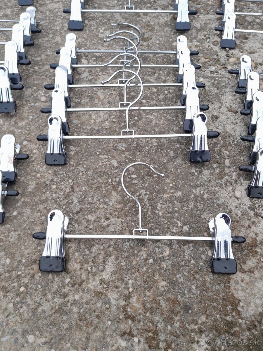 Kovové vešiaky so štipcami