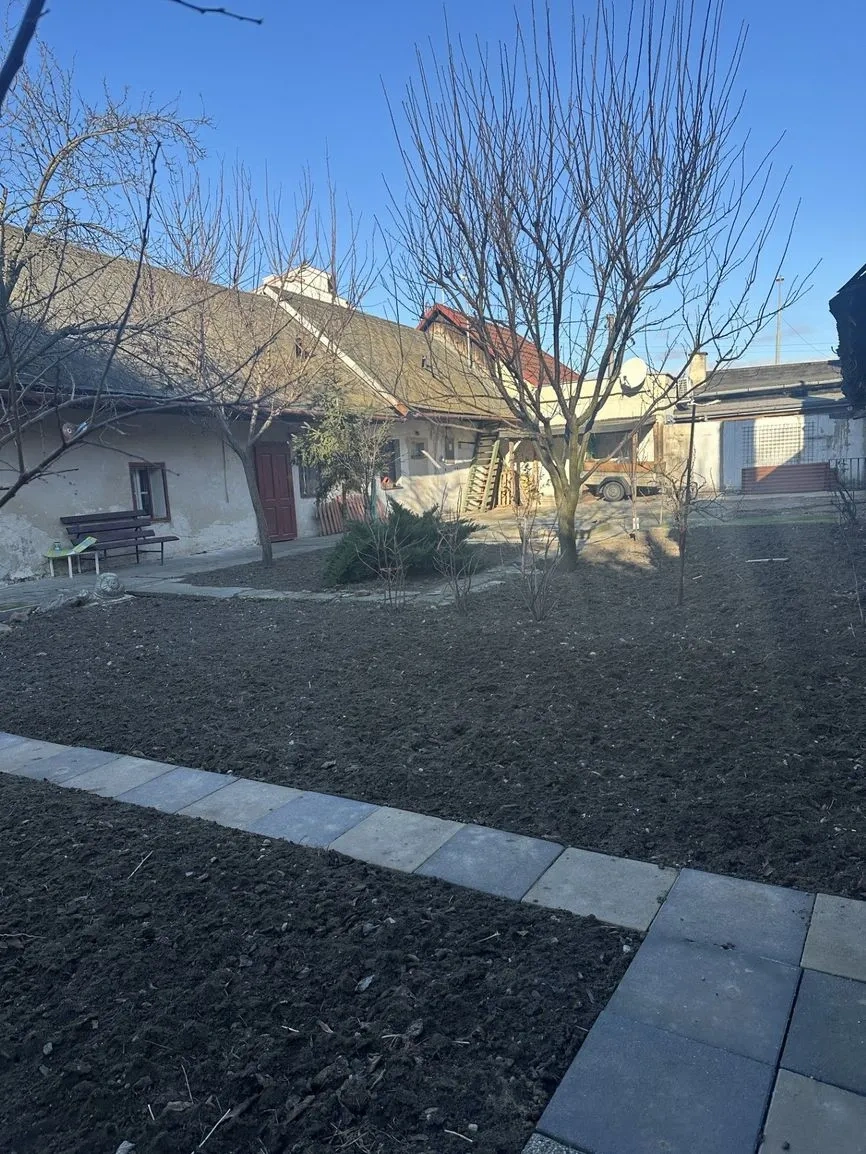 Starší RD , pozemok 389 m2 v Seredi- centrum