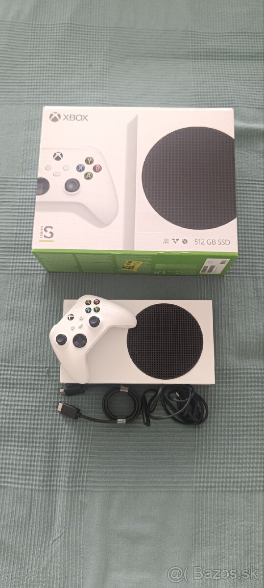 Xbox Series S 512gb a gamepad