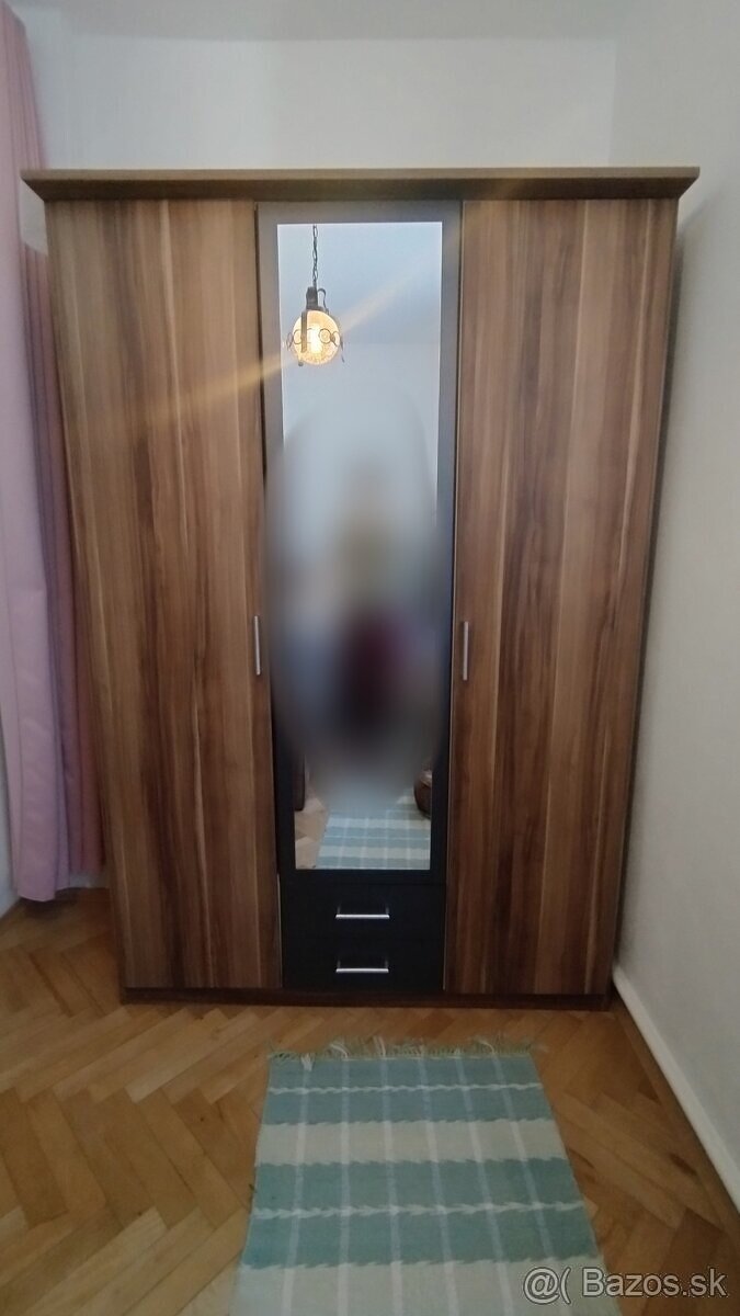 Satnikova skrina do spalne so zrkadlom