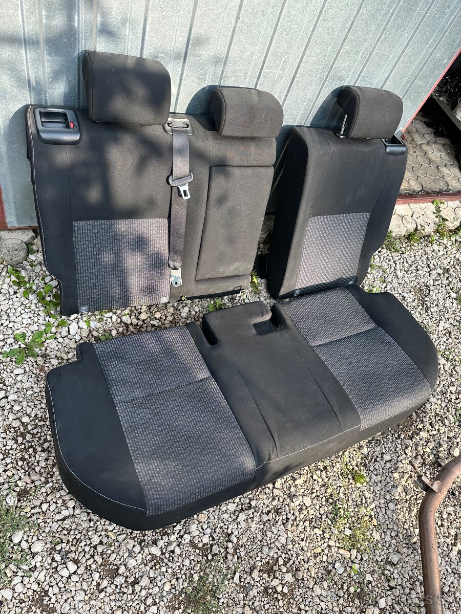 Predám zadné sedačky Výfuk Toyota Auris 2012-2018 1.6 benzin