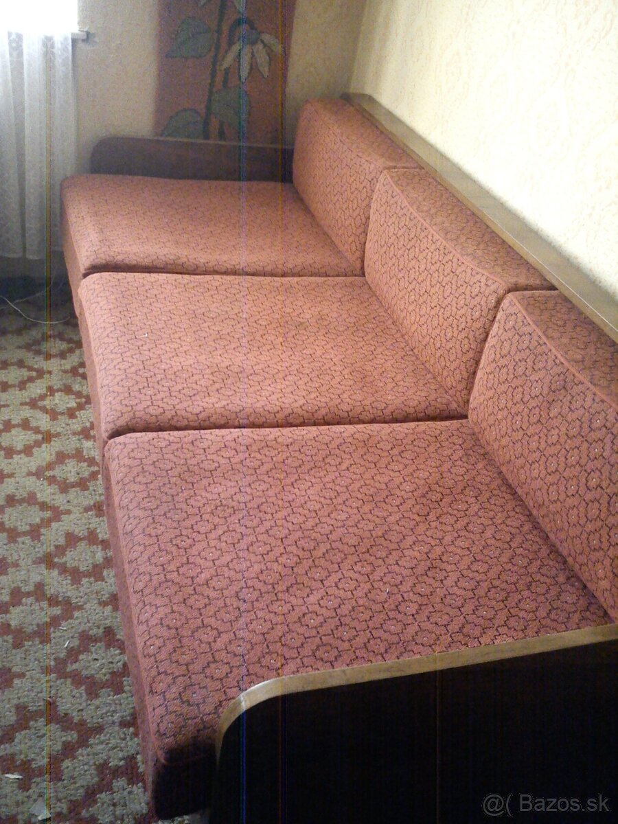 Predám starožitný rozťahovací gauč s úložným priestorom