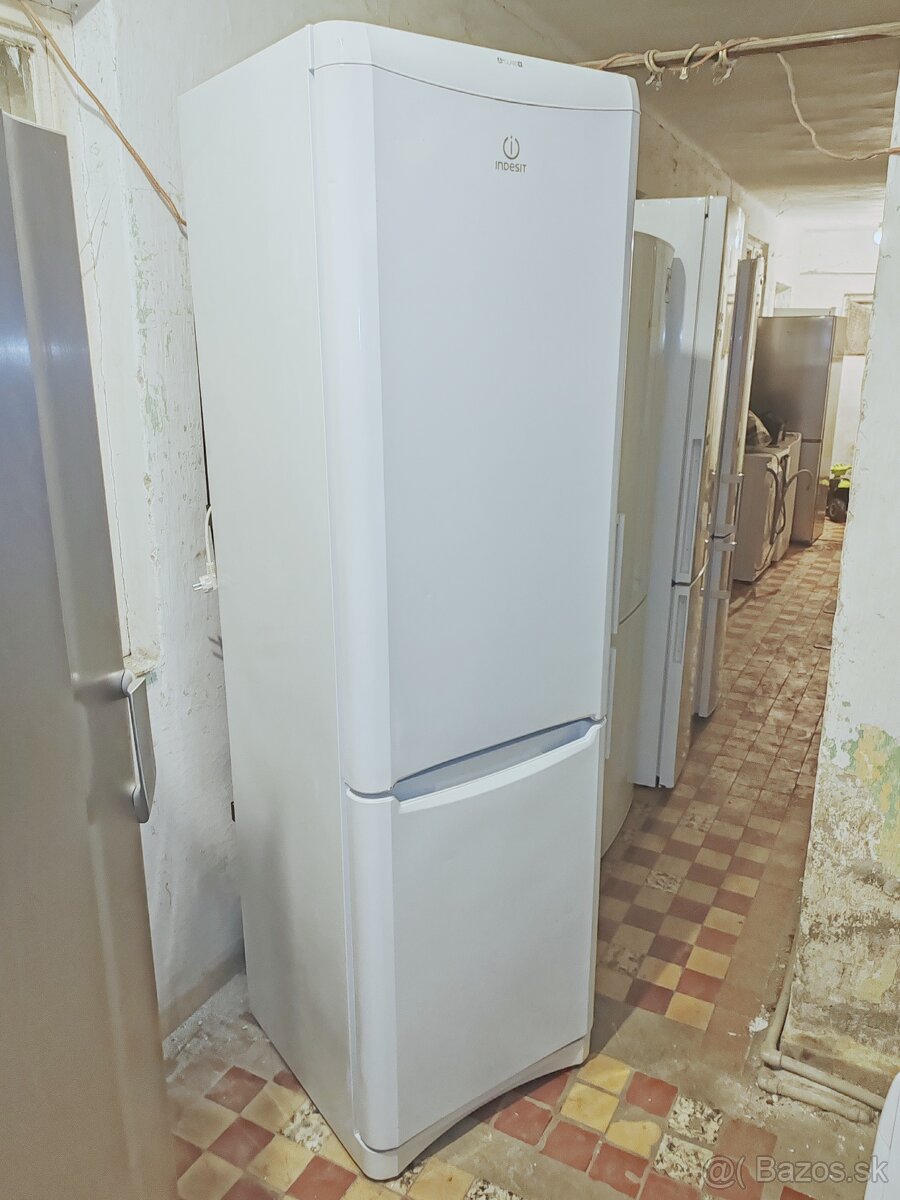 Predám chladničku Indesit 200cm