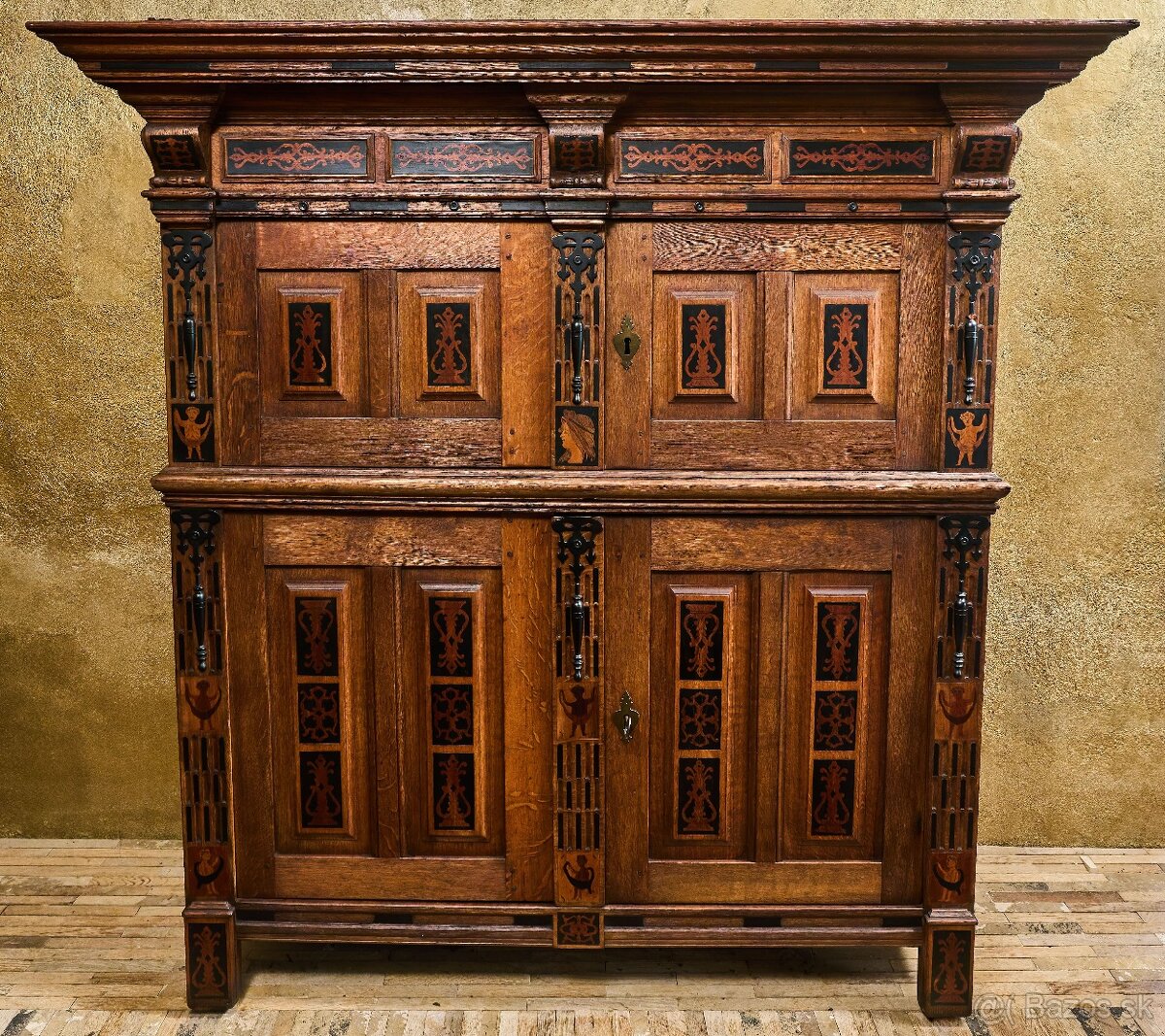 Holandská renesančná skriňa ("Beeldenkast") zo 17. storoči