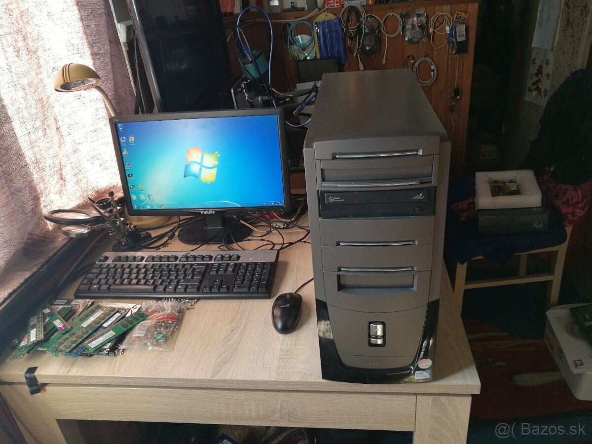 PC Intel Pentium DualCore. 4 GB. Windows 7.