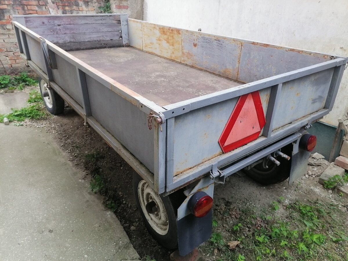 Obojstranne vyklápacia vlečka