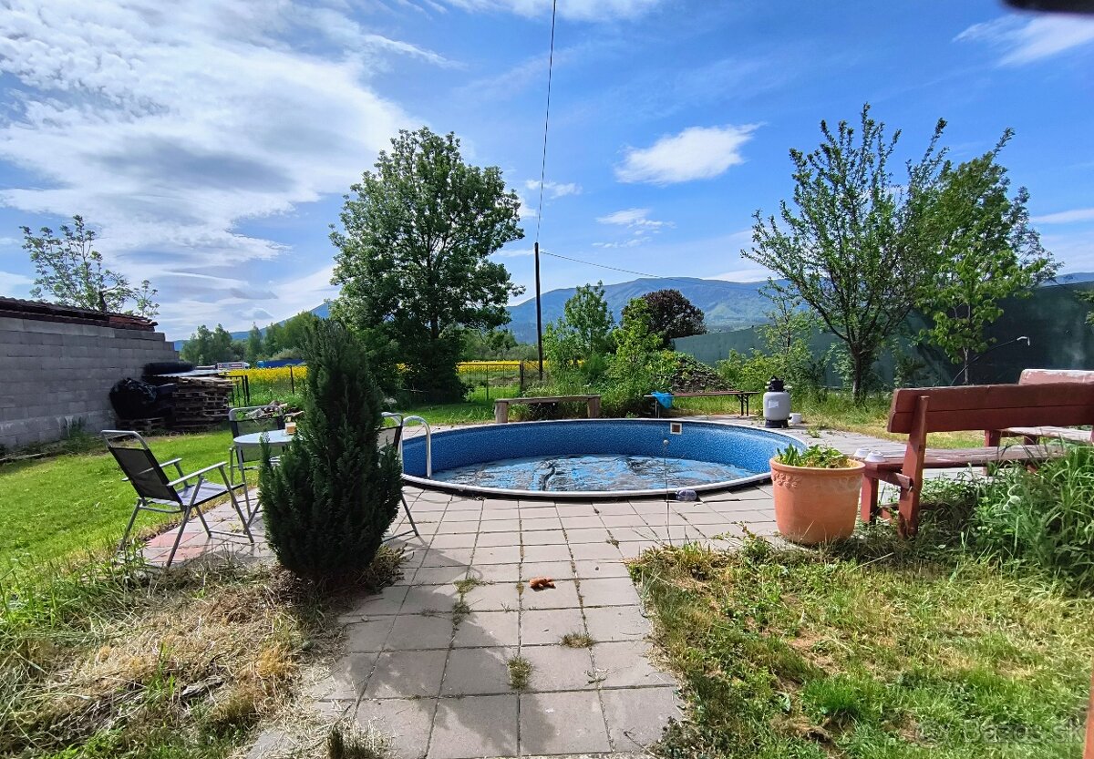 Dom s bazénom v centre