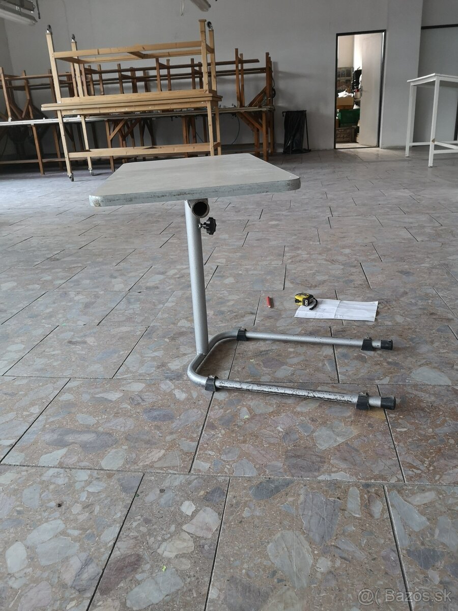 Nastaviteľný stolík