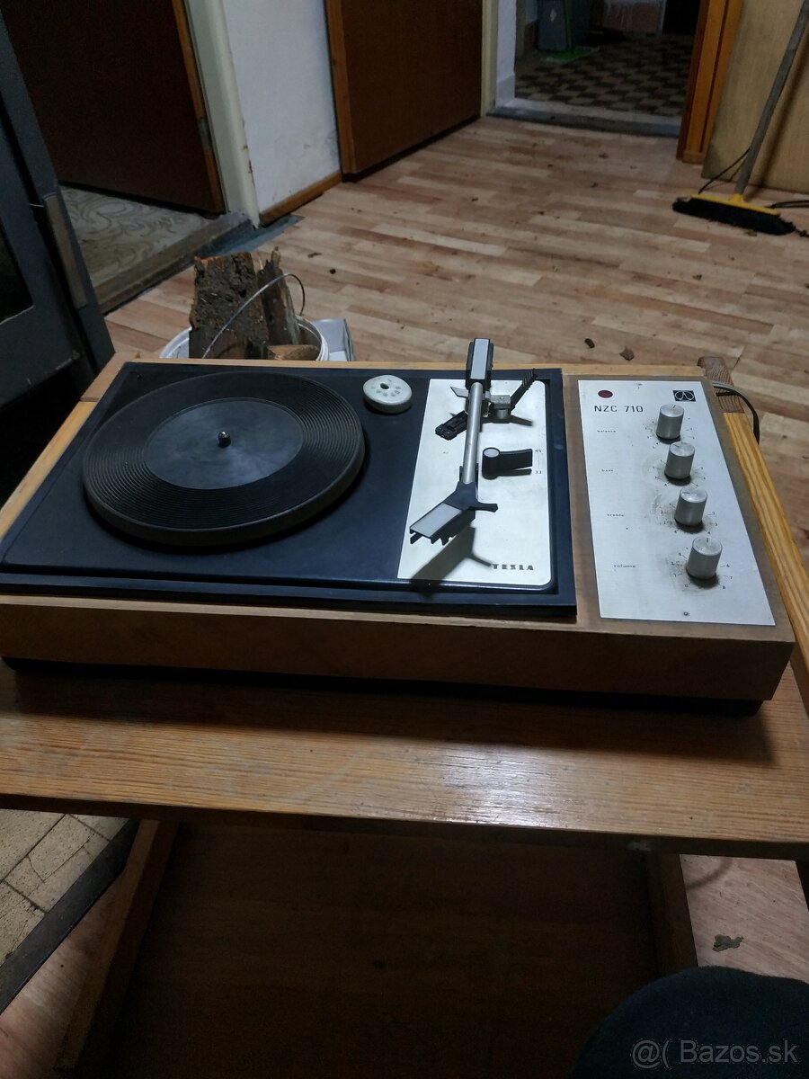 Gramofón NZC710