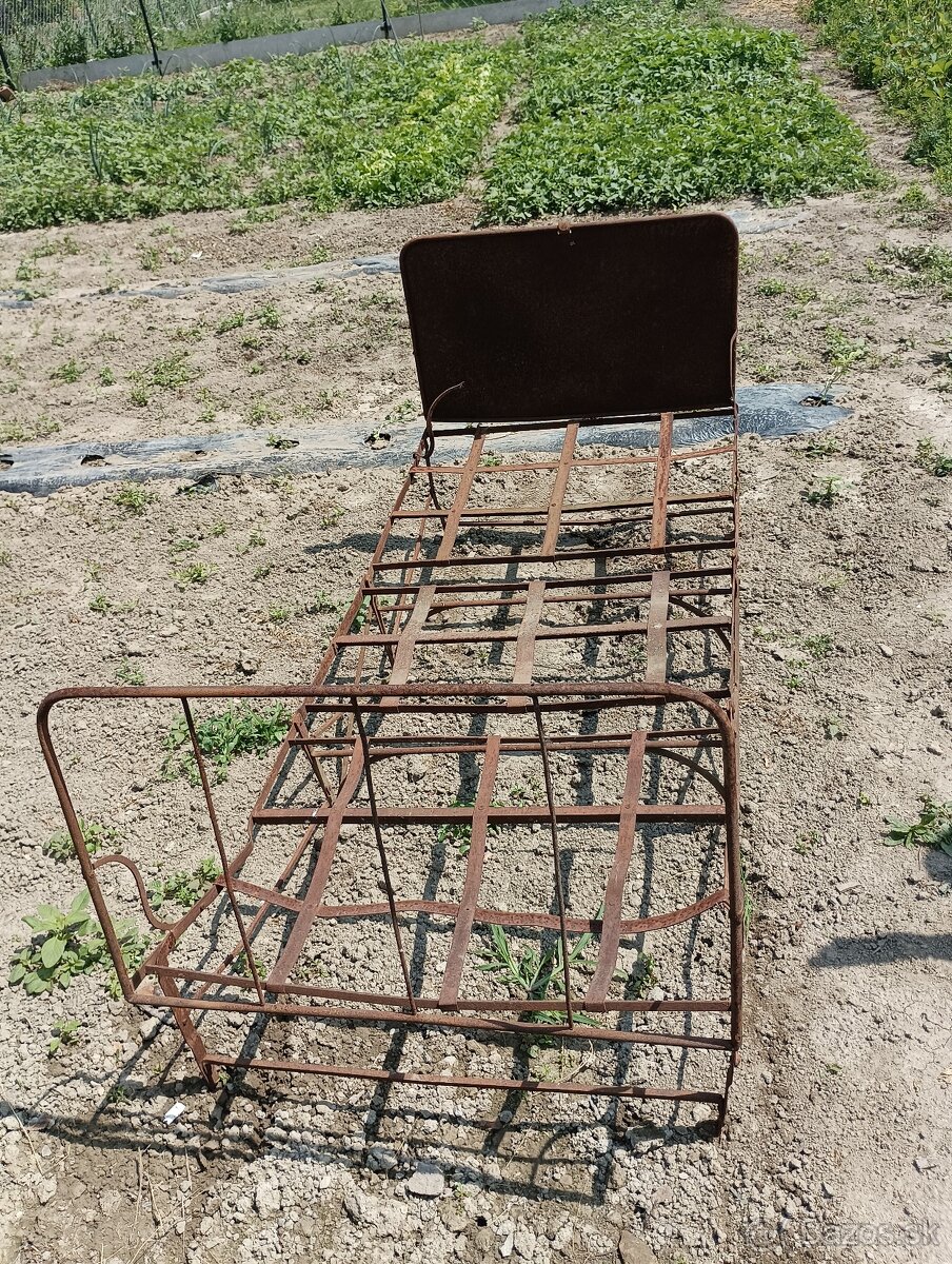 Rám zo skladacej vojenskej postele