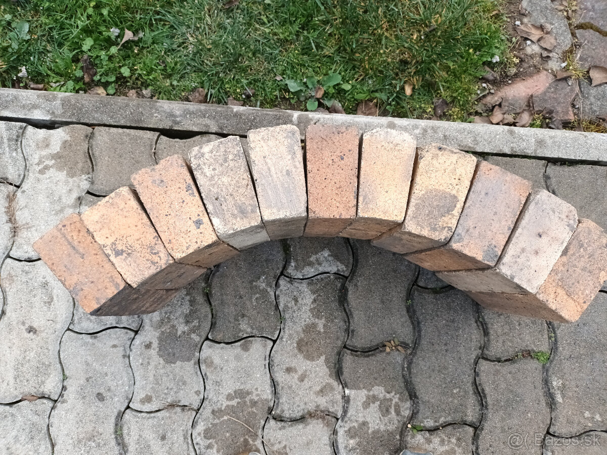 Šamotové tehly klinové (šamotky)