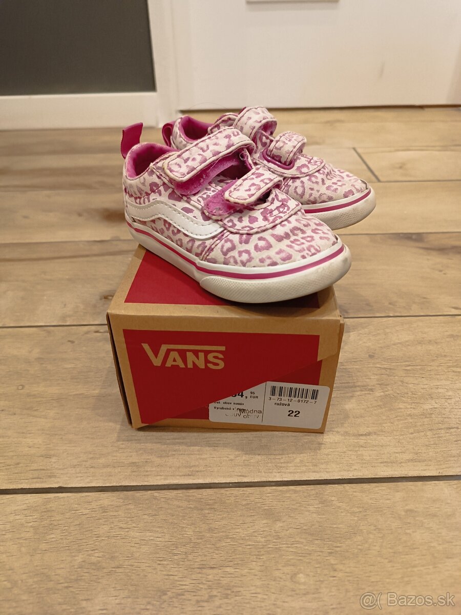 Vans  22, Champion 24