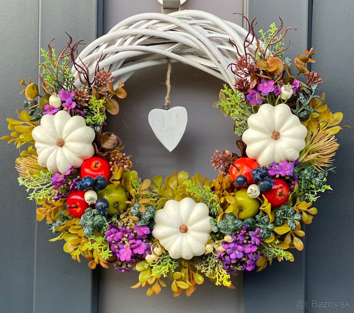 Jesenný veniec na bielom prútenom základe dekorácia na dvere