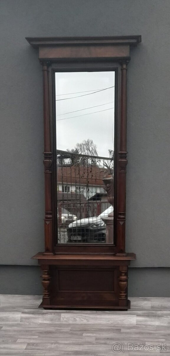 Zrkadlo stojanové vo Wilhelminiánskom štýle.