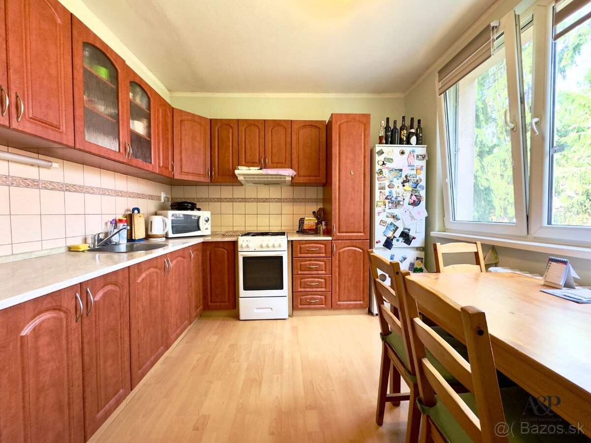 NA PREDAJ 2 IZB. BYT PREROBENÝ NA 3 IZB., 64M2, ŠTEFÁNIKOVA