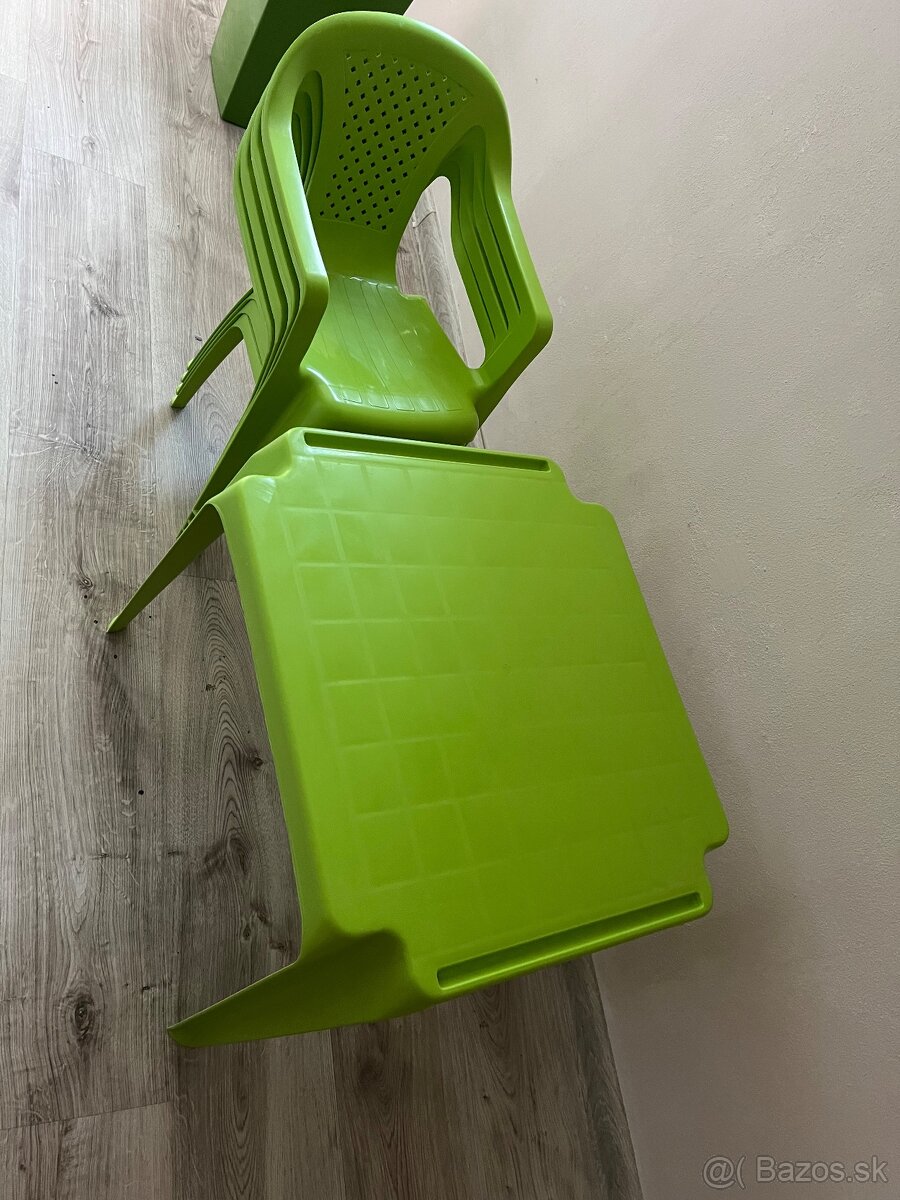 Detský stôl a stoličky+ hračky
