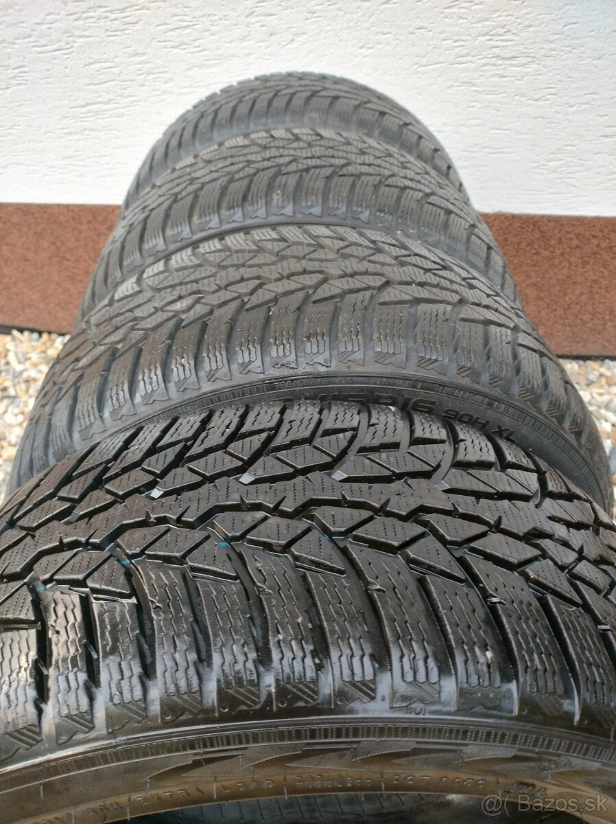 Zimne pneu Nokian Wrd4 215/45 r 16