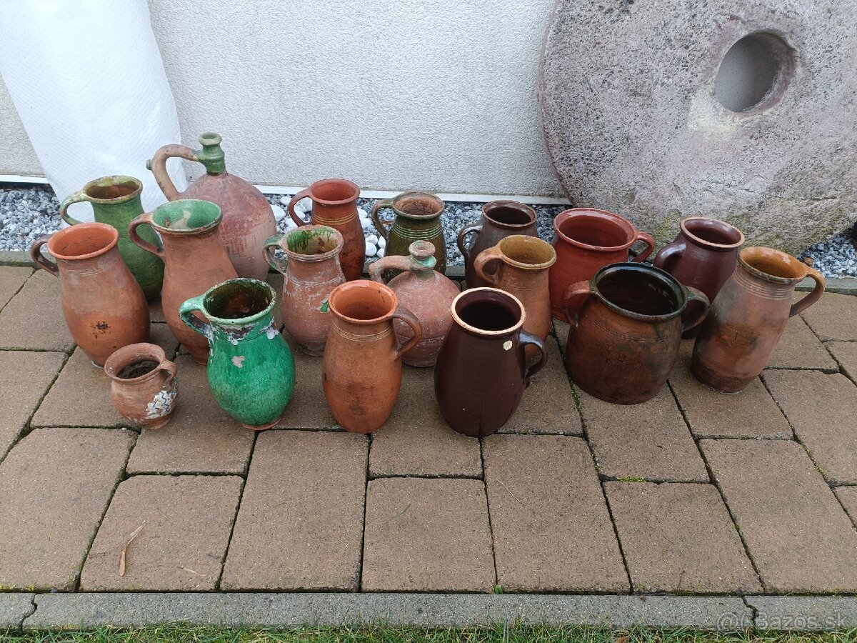 Staré hlinené dzbany