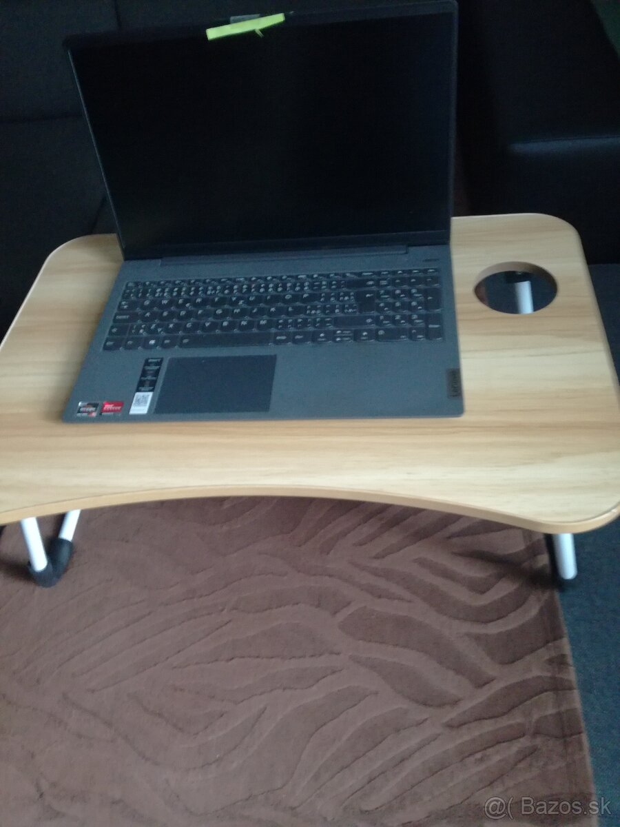Stolík pod notebook
