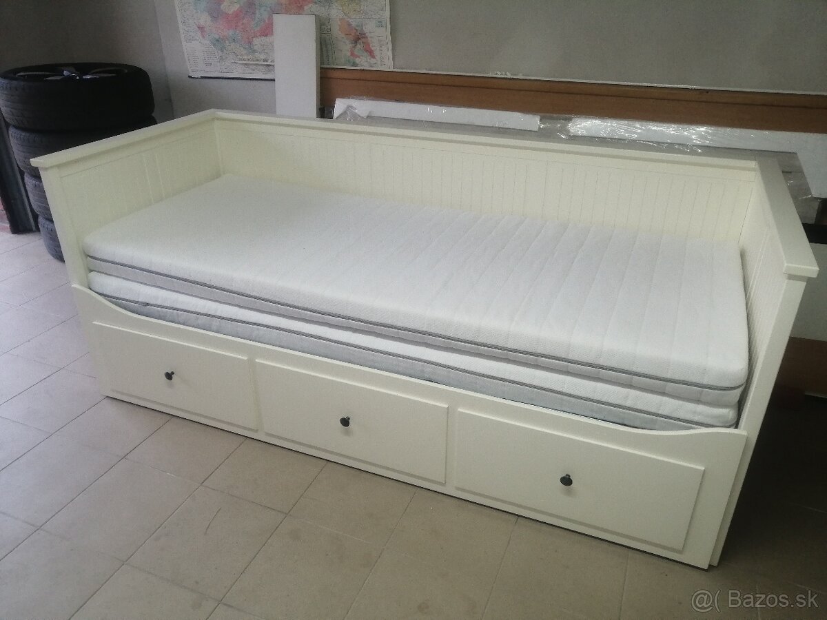 Rozkladacia postel Hemnes s 2 matracmi