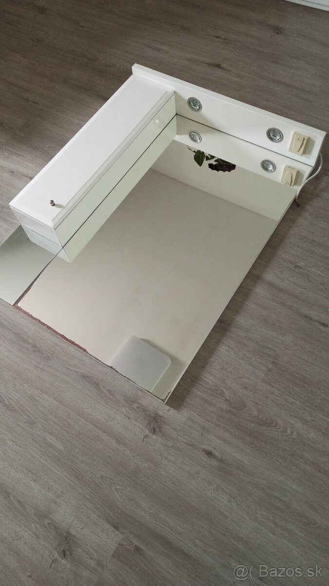 Kúpeľňová skrinka so zrkadlom