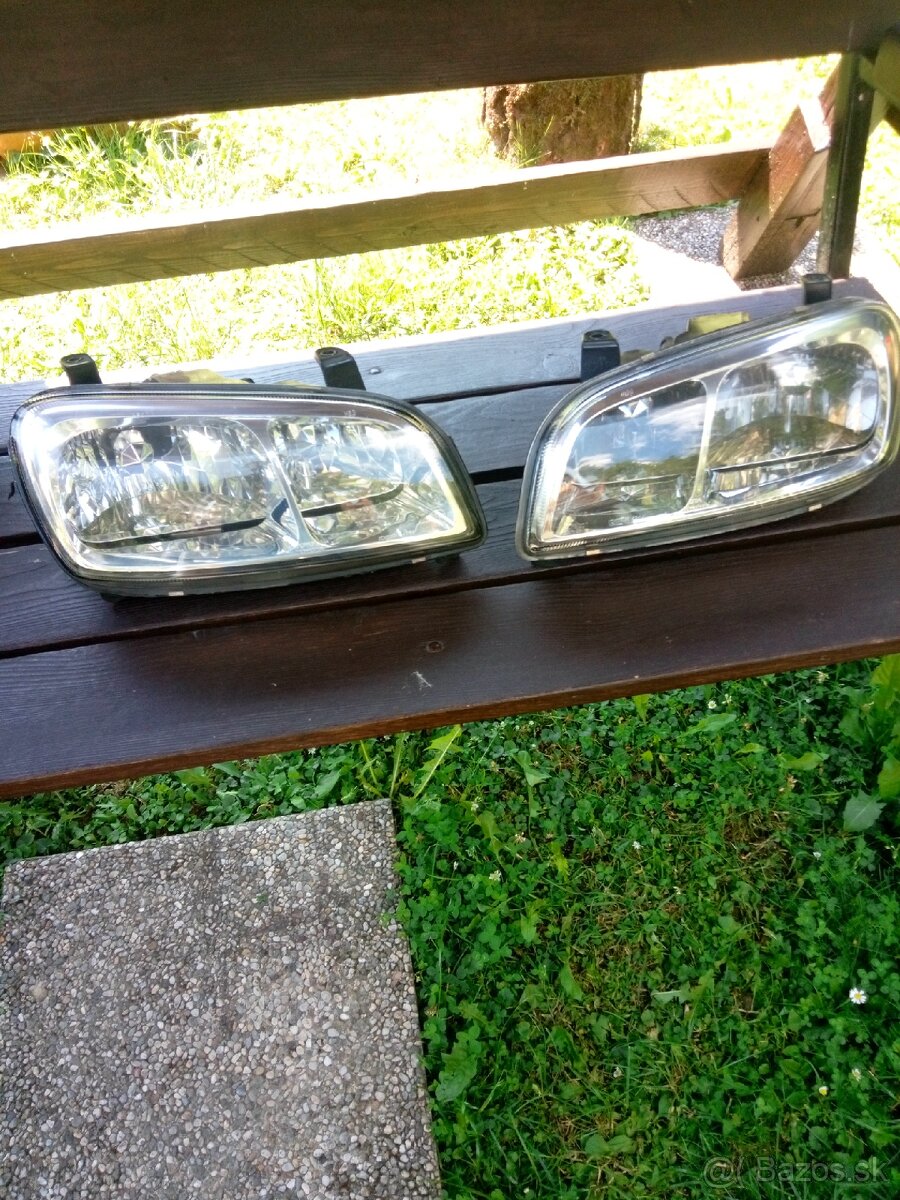 Predám svetlá na Toyota RAV4 1gen.