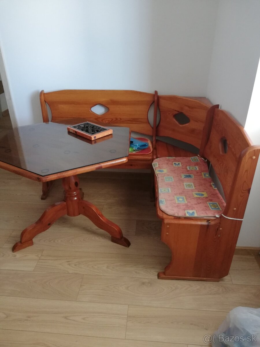 Drevená rohová lavica a stol