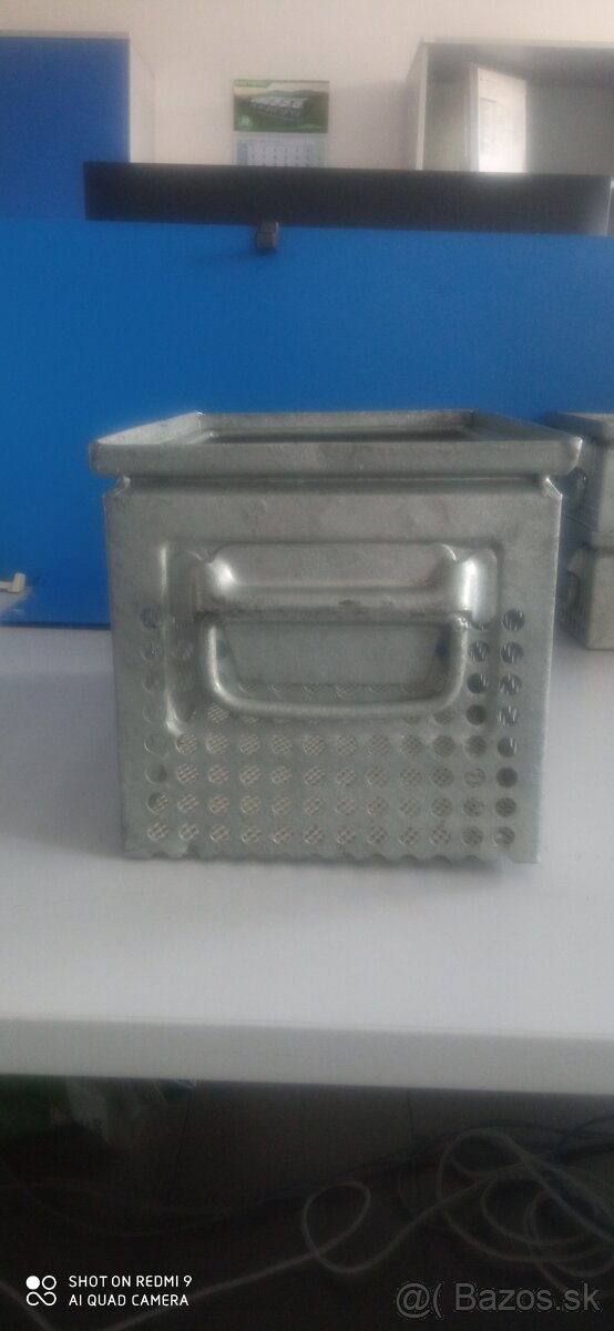 Kovový stohovací box perforovaný