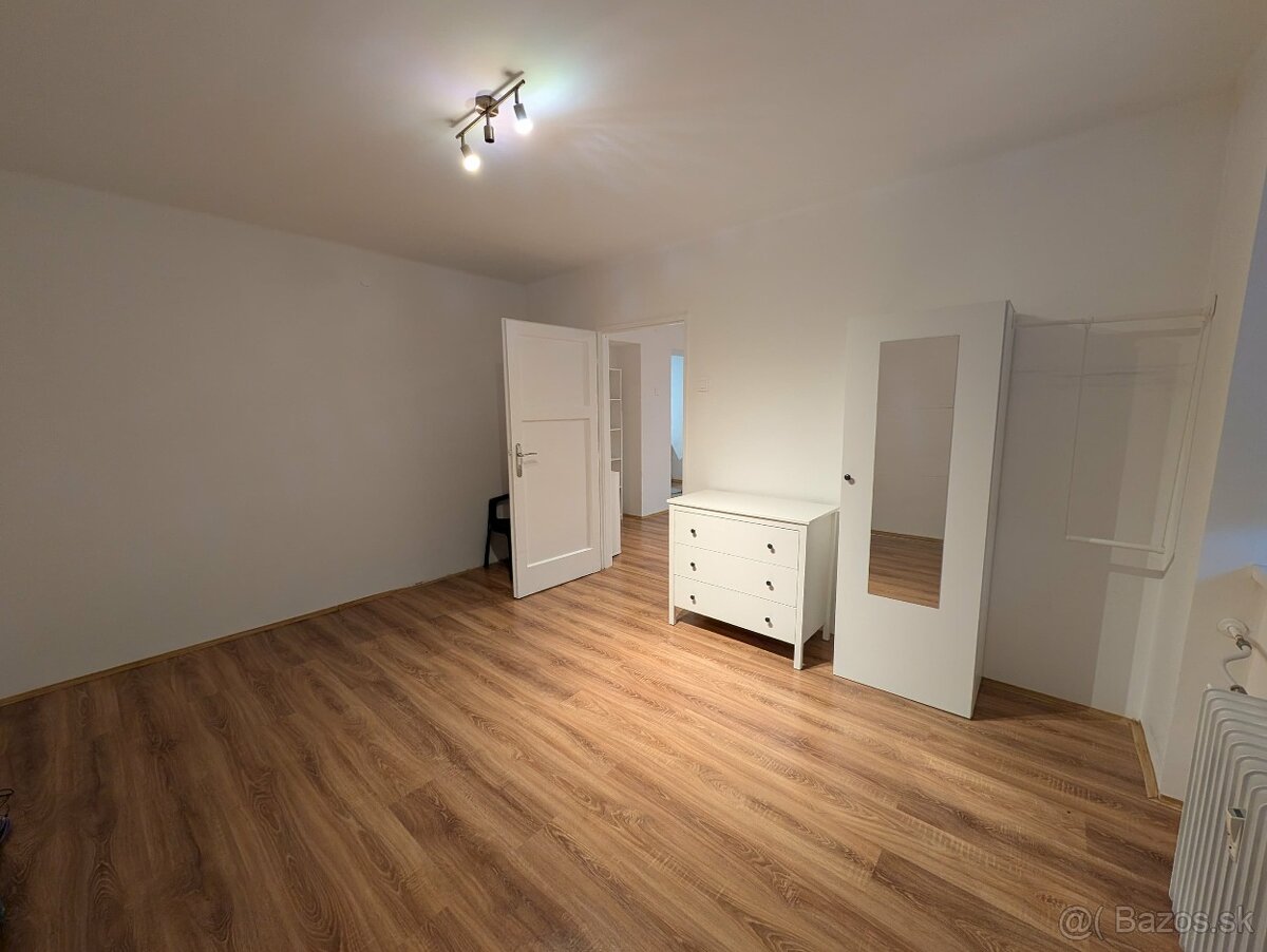 Na predaj kompletne prerobený 2-izbový tehlový byt v Komárne