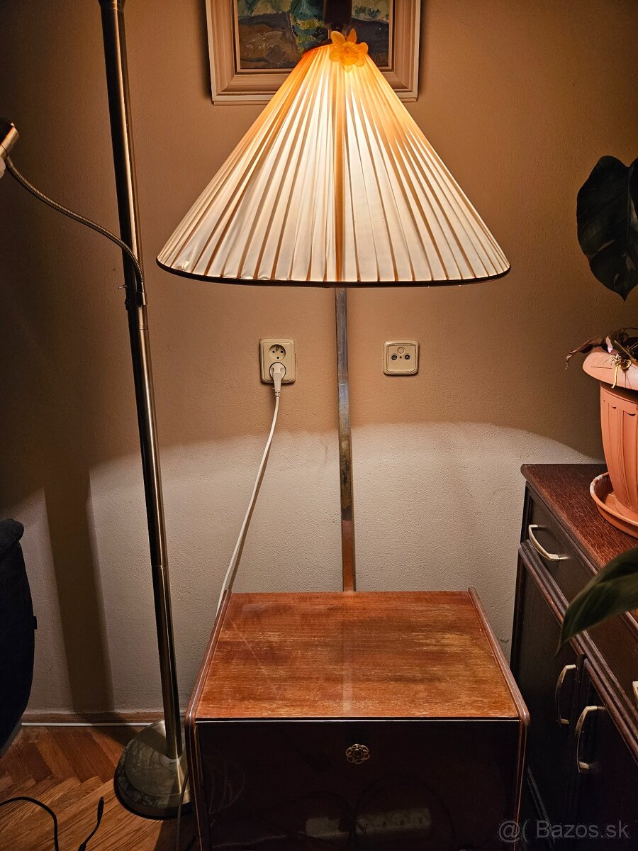 Starožitná lampa s barovou skrinkou