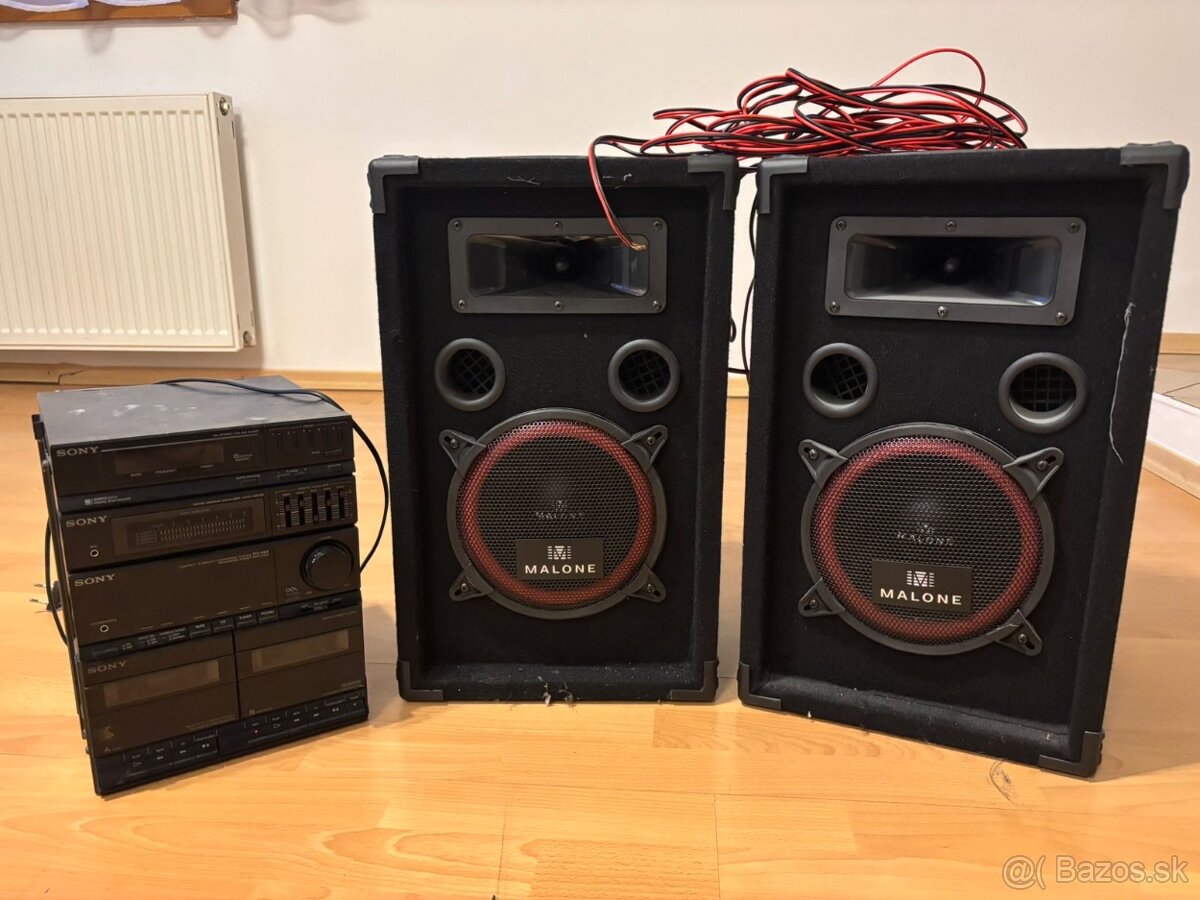 Kazetový magnetofón s dvoma reproduktormi