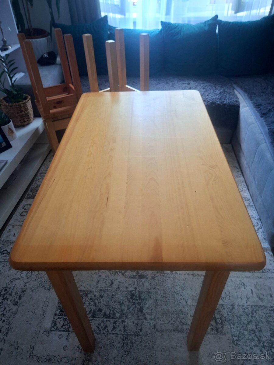 Pekný menší drevený stôl