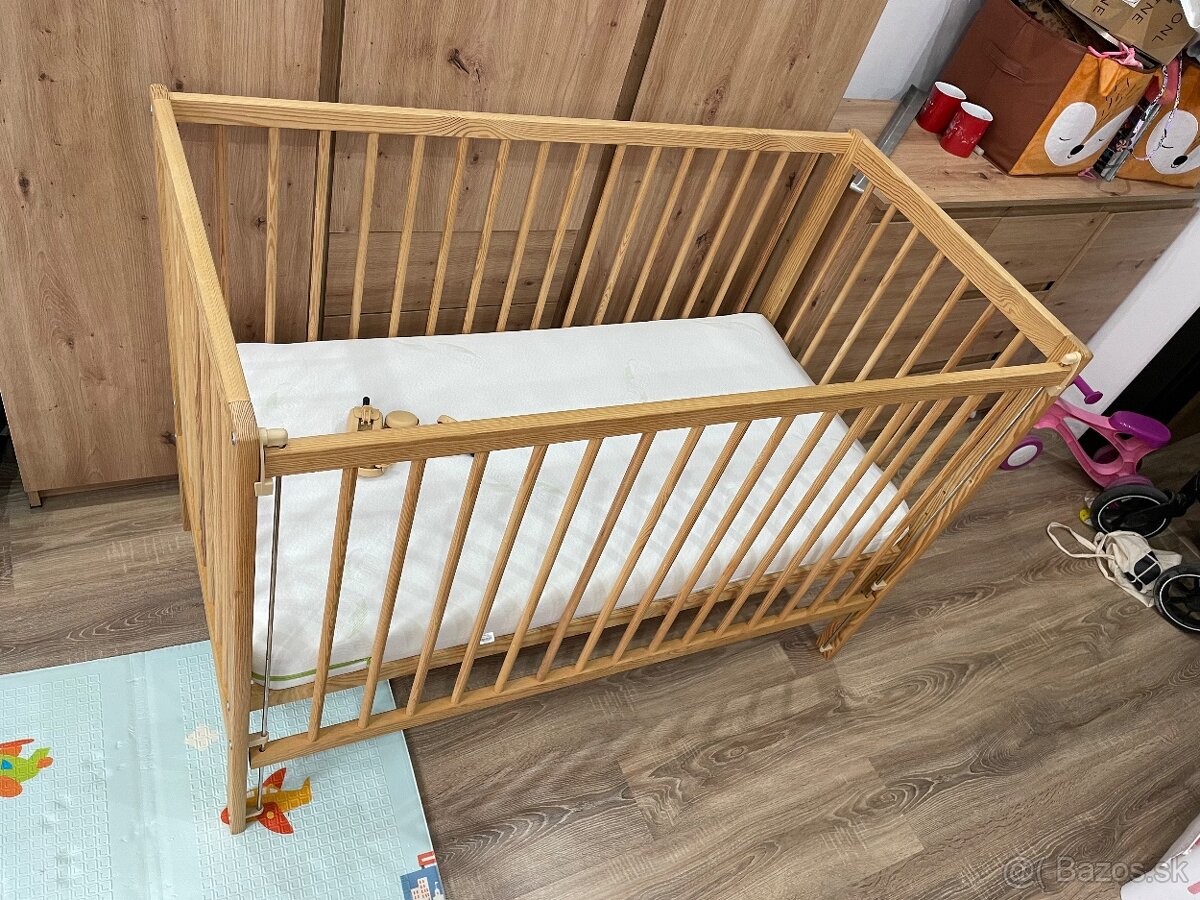 Nastaviteľná postielka drevená borovica 120x60