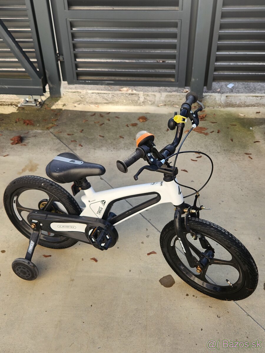 Detský bicykel s pomocnými kolieskami